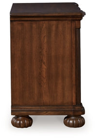 Lavinton Queen Poster Bed, Chest and Nightstand