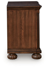 Lavinton Queen Poster Bed and 2 Nightstands