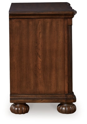 Lavinton King Poster Bed, 2 Chests and Nightstand