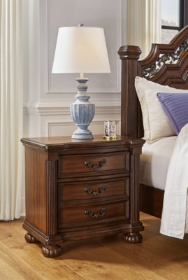 Lavinton Queen Poster Bed, Chest and Nightstand